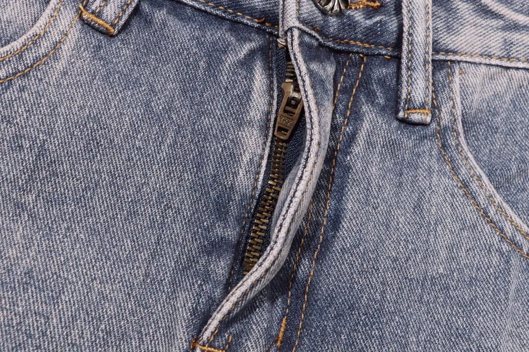 P250 style number: H433 Chrome Hearts CH Chrome Hearts heavy industry damaged ripped high street jeans exude uninhibited personality and unique charm. Every wear and tear is carefully designed to present a unique artistic feel. Made of imported denim fabric, which has undergone heavy industrial washing and destruction treatment, the trousers show a super cool effect on the upper body, allowing you to dominate the fashion stage.  This is more than just a pair of jeans, it is an expression of attitude. With its unique design concept and ultimate pursuit of details, Croxin breaks traditional boundaries and defines the jeans trend in the new era. The trousers are made of double-layer woven fabric and matched with customized hardware, showing an incomparably beautiful and unique style, making every wearer the focus of fashion. Imported denim fabric, super heavy-duty washed and damaged, the upper body is super cool! Customized hardware, incomparably good-looking model. The production process is difficult. It has a high-street feel. Color: blue Size: S M L XL XXL